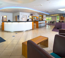Holiday Inn Express Bedford Exterior