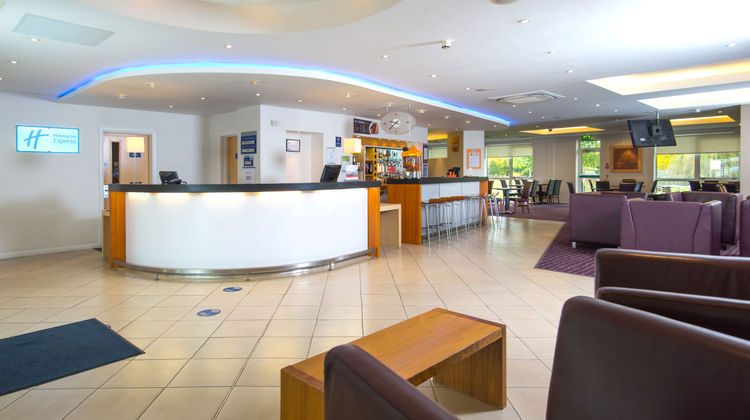 Holiday Inn Express Bedford Exterior