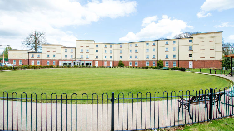 Premier Inn Stoke-Trentham Garden Exterior