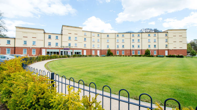 Premier Inn Stoke-Trentham Garden Exterior