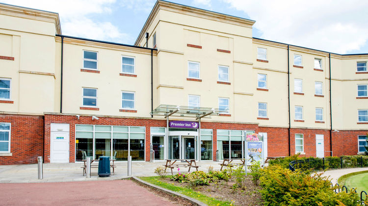 Premier Inn Stoke-Trentham Garden Exterior