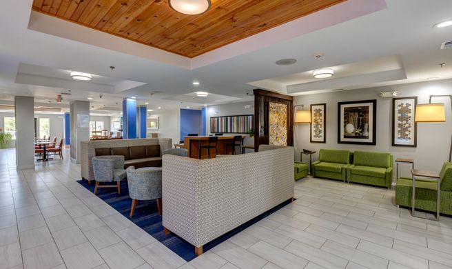 Holiday Inn Express Hotel & Suites Exterior