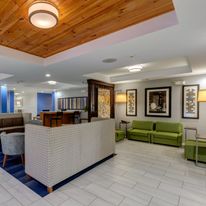 Holiday Inn Express Hotel & Suites