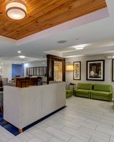 Holiday Inn Express Hotel & Suites