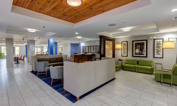 Holiday Inn Express Hotel & Suites