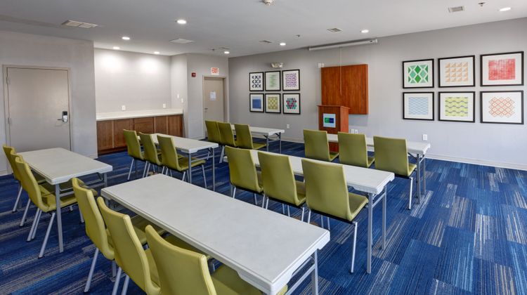 Holiday Inn Express Hotel & Suites Meeting