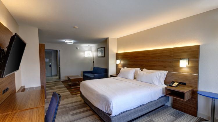 Holiday Inn Express Hotel & Suites Suite