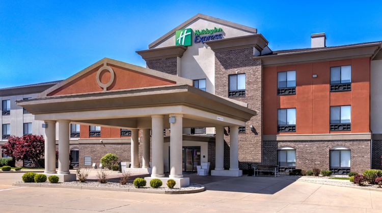 Holiday Inn Express Hotel & Suites Exterior
