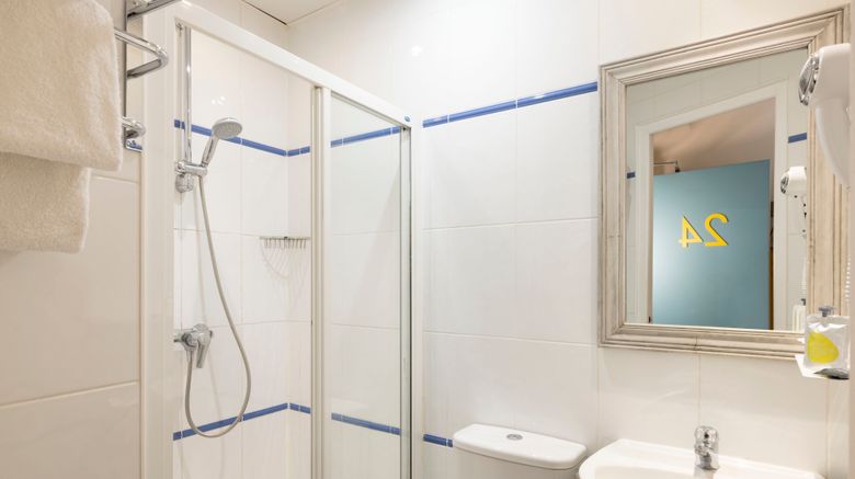 <b>Hotel Le Regent Montmartre Room</b>. Images powered by <a href="https://www.leonardoworldwide.com/" title="Leonardo Worldwide" target="_blank">Leonardo</a>.