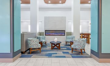 Holiday Inn Express Hotel & Suites