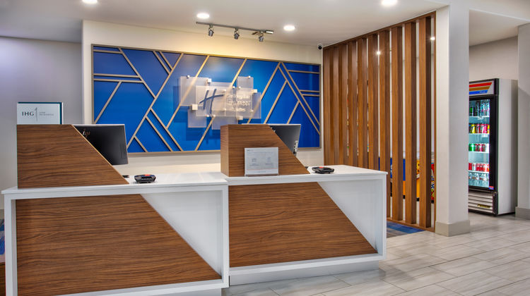 Holiday Inn Express Hotel & Suites Exterior