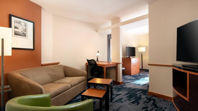 Fairfield Inn & Suites Redding Suite