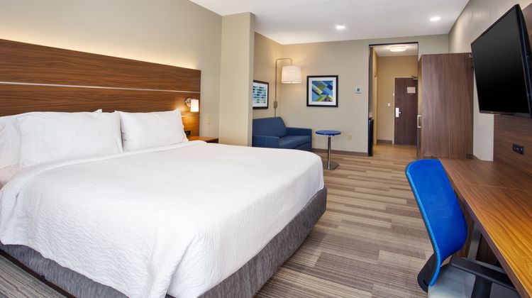 Holiday Inn Express Hotel & Suites Suite