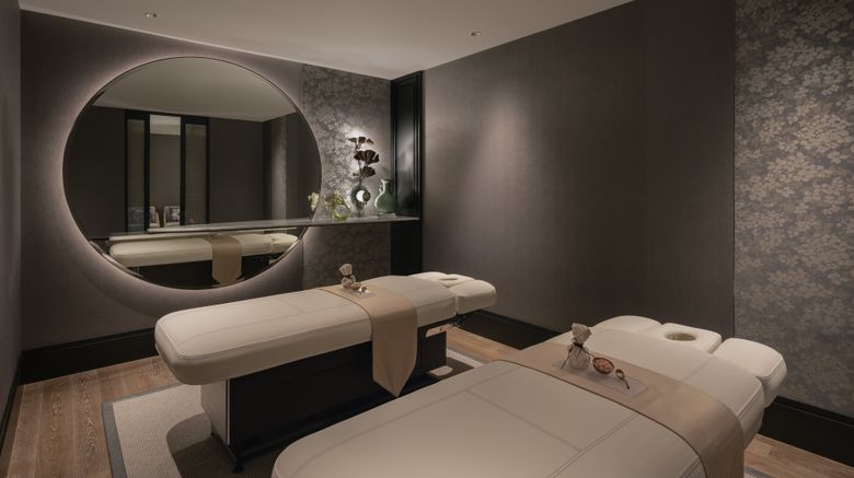 <b>Four Seasons Hotel Singapore Recreation</b>. Images powered by <a href=https://www.travelagewest.com/Hotels/Singapore-Singapore/
