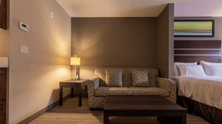 Holiday Inn Express Golden Hwy 1 Suite