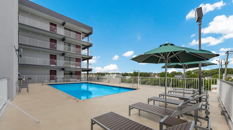 Red Roof PLUS+ Virginia Beach - Seaside Pool