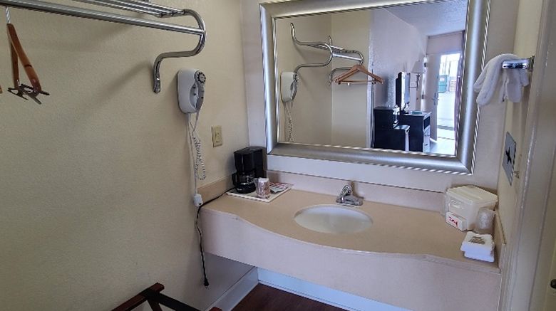 <b>Red Roof Inn Tifton Room</b>. Images powered by <a href="https://www.leonardoworldwide.com/" title="Leonardo Worldwide" target="_blank">Leonardo</a>.