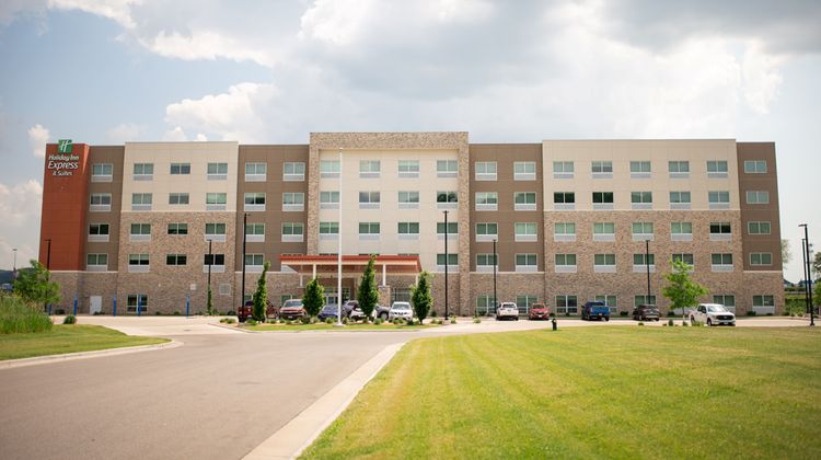 Holiday Inn Express & Suites Onalaska Exterior