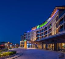 Holiday Inn Exp Golden Pebble Beach Exterior