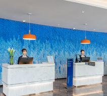 Holiday Inn Exp Golden Pebble Beach Exterior