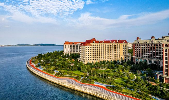 Crowne Plaza Oriental Movie Metropolis Exterior
