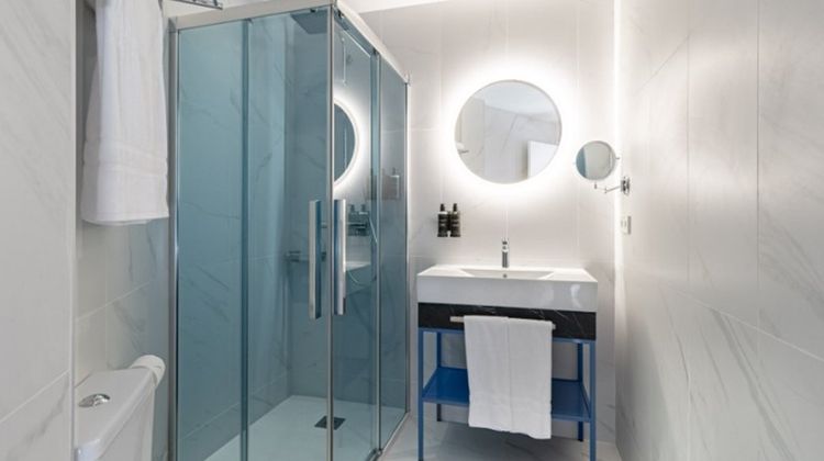 Ikonik Gran Via Room