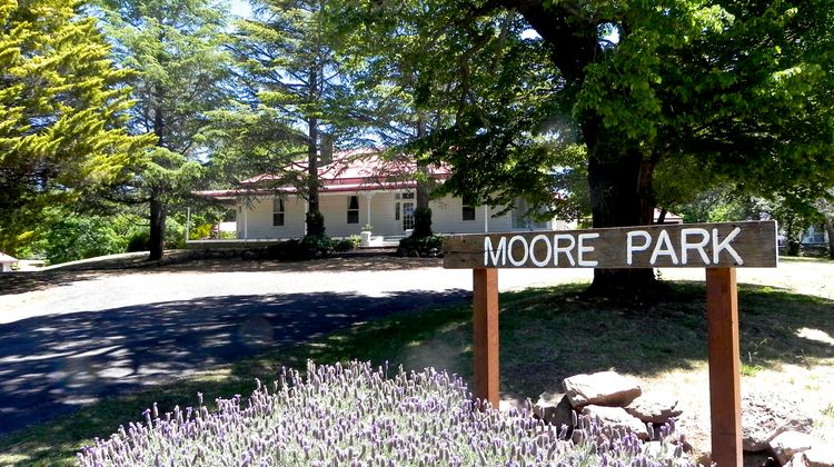 Moore Park Inn Exterior