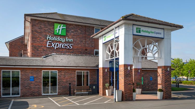 Holiday Inn Express Lichfield Hotel Exterior