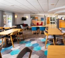 Holiday Inn Express Peterborough Exterior