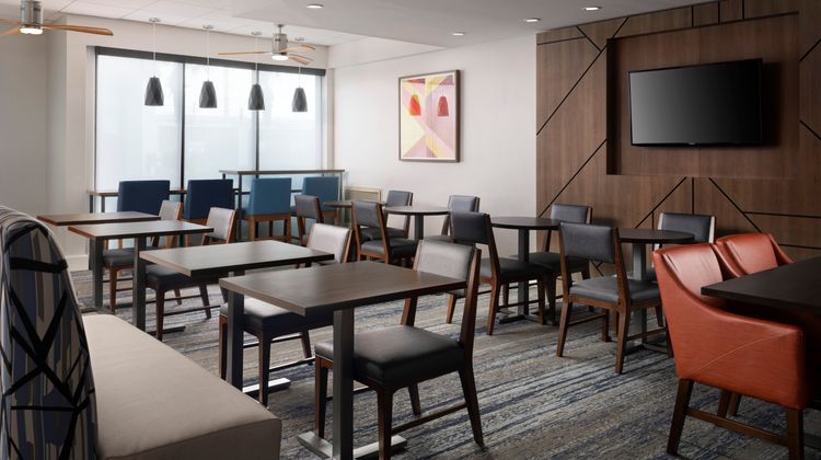 Holiday Inn Express & Suites Airport S Restaurant