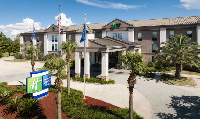 Holiday Inn Express & Suites Airport S Exterior