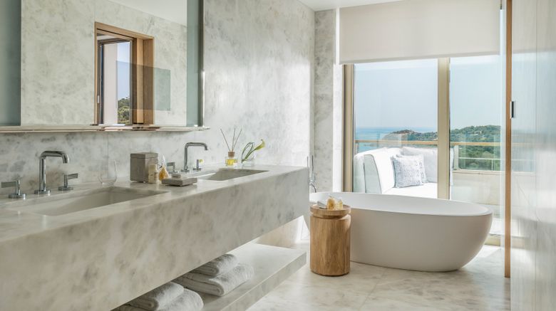 <b>Four Seasons Astir Palace Hotel Room</b>. Images powered by <a href="https://www.leonardoworldwide.com/" title="Leonardo Worldwide" target="_blank">Leonardo</a>.