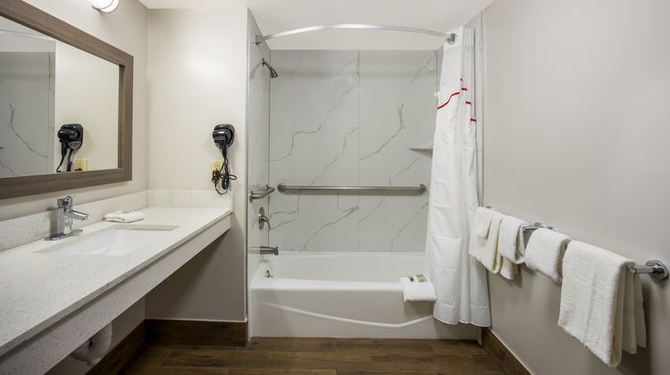 Red Roof Inn & Suites Thomasville Room
