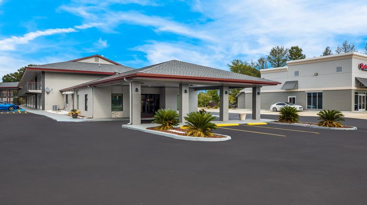Red Roof Inn & Suites Thomasville Exterior