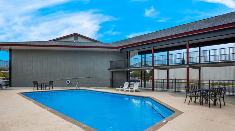 Red Roof Inn & Suites Thomasville Pool