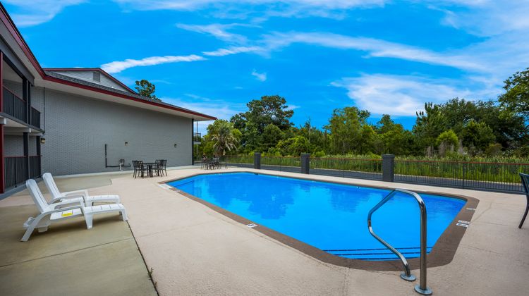 Red Roof Inn & Suites Thomasville Pool