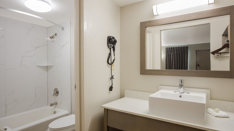 Red Roof Inn & Suites Thomasville Room