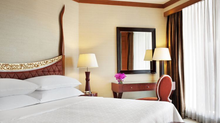 Royal Orchid Sheraton Riverside Hotel Suite