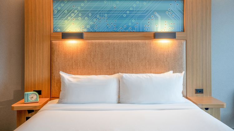 Aloft Cupertino Room