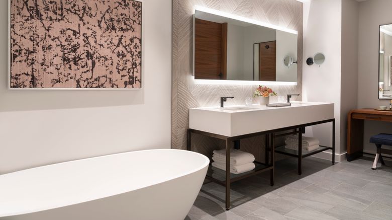 <b>Four Seasons Hotel Nashville Suite</b>. Images powered by <a href="https://www.leonardoworldwide.com/" title="Leonardo Worldwide" target="_blank">Leonardo</a>.