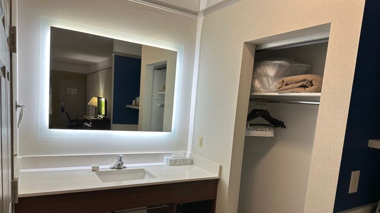 Holiday Inn Express Hotel & Stes Room
