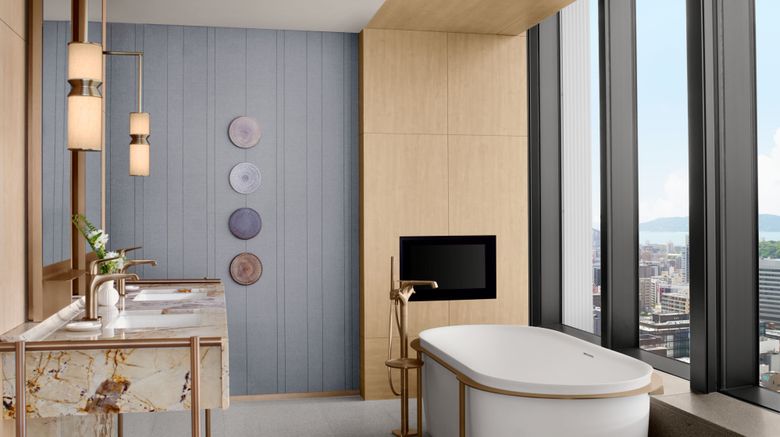 <b>The Ritz-Carlton, Fukuoka Room</b>. Images powered by <a href="https://www.leonardoworldwide.com/" title="Leonardo Worldwide" target="_blank">Leonardo</a>.