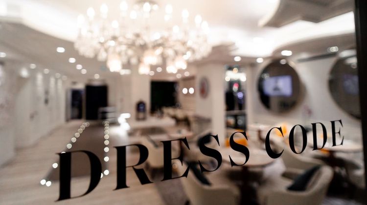 Hotel Dress Code Lobby