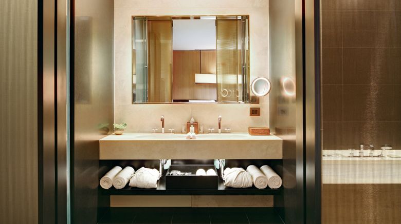 <b>Bulgari Hotel Milano Room</b>. Images powered by <a href="https://www.leonardoworldwide.com/" title="Leonardo Worldwide" target="_blank">Leonardo</a>.