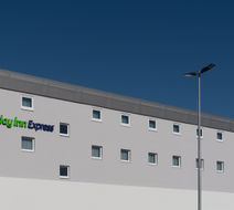 Holiday Inn Exp South A7 AS42 Exterior