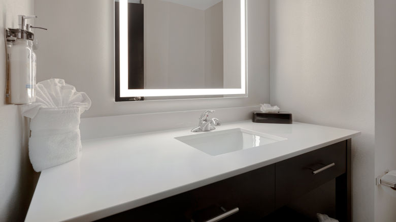 <b>Holiday Inn Express & Suites Room</b>. Images powered by <a href="https://www.leonardoworldwide.com/" title="Leonardo Worldwide" target="_blank">Leonardo</a>.