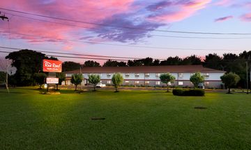 Red Roof Inn & Suites Vineland - Buena