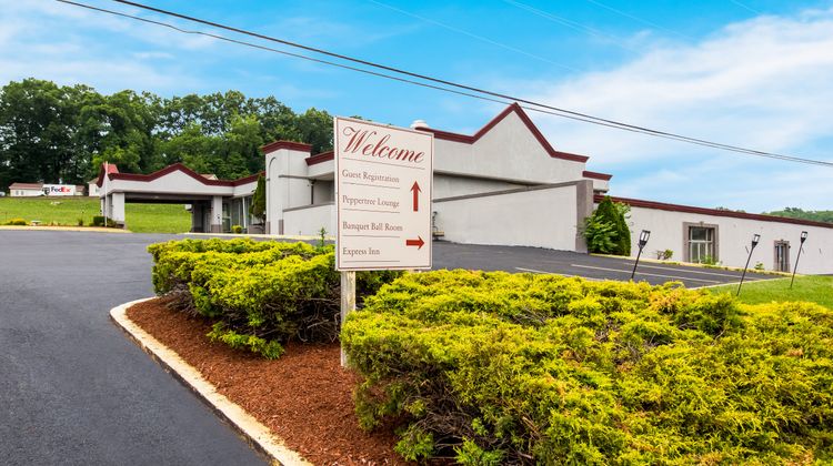 Red Roof Inn New Stanton Exterior