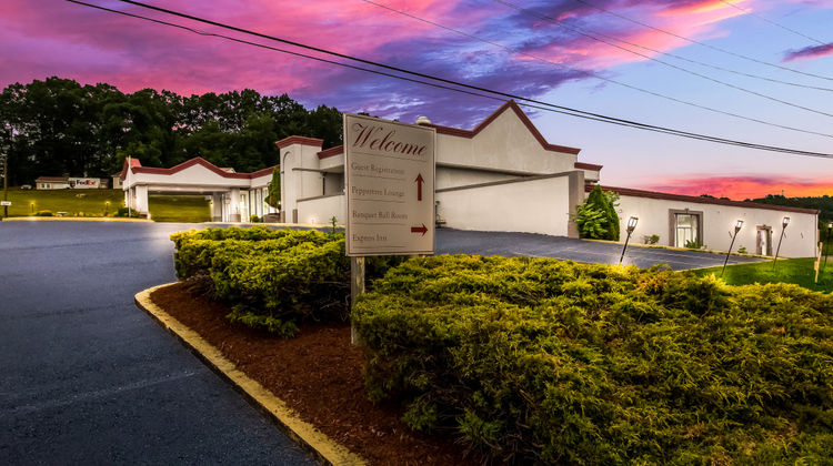 Red Roof Inn New Stanton Exterior