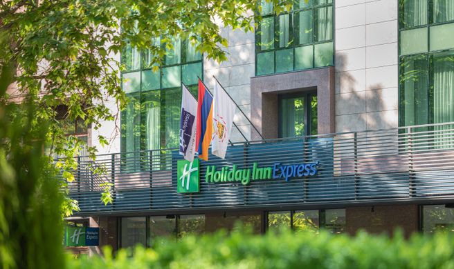 Holiday Inn Express Yerevan Exterior